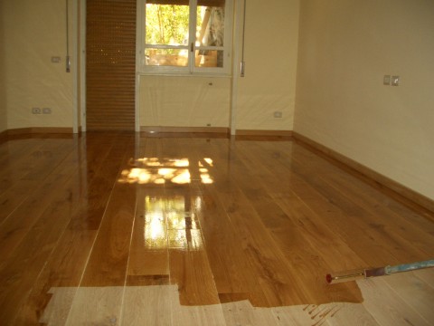 Fase di verniciatura parquet in Rovere Slavonia