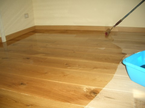 Tecnica di verniciatura parquet in Rovere Slavonia